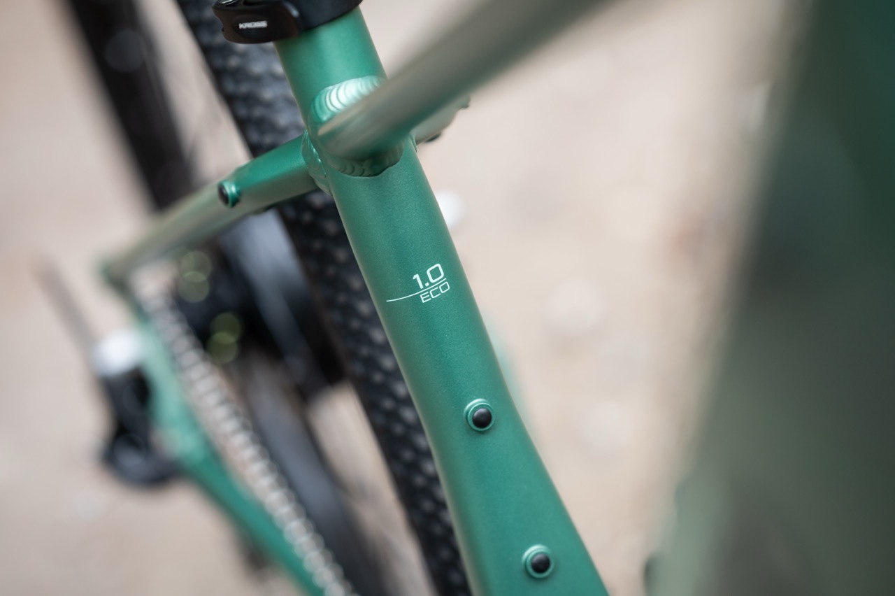 Elöl teleszkópvilla dolgozik 100 mm rugóúttal: ez fontos különbség a városi-trekking e-bike-okhoz képest, hiszen a Solar Boost nem csak aszfaltra való. A villa és a 29×2,25” WANDA P1288 külsők együtt stabilabb haladást adnak erdei utakon, földutakon, murvás szakaszokon és rosszabb minőségű burkolaton is. A hajtás egyszerű, olcsón fenntartható és könnyen kezelhető. A Shimano Tourney TY300 hátsó váltó, a Shimano M315 váltókar és az 1×7 fokozatos rendszer nem versenyfelszereltség, hanem józan választás egy belépő-középkategóriás elektromos MTB-hoz. Nincs első váltó, nincs felesleges bonyolítás, a 12–32T Shimano HG200 fogaskoszorú pedig városi és könnyebb terepes használathoz megfelelő áttételtartományt ad. A fékezésről KRX Rush tárcsafékek gondoskodnak, elöl-hátul 180 mm-es féktárcsával.  A KROSS SOLAR BOOST 1.0 522 nem kizárólag városi e-bike, hanem sportos, MTB-alapú elektromos kerékpár, így gyárilag nem kapott csomagtartót, sárvédőt és teljes közlekedési felszereltséget, mert nem ez a fő karaktere. Persze ezek később, igény esetén minden további nélkül felszerelhetők. A fentiek tükrében a Solar Boost azoknak ajánlható, akik elektromos rásegítéses kerékpárt keresnek vegyes használatra: hétköznapi utakra, városszéli tekerésekre, könnyebb erdei útvonalakra és kirándulásokra. Nem prémium sport e-MTB, és nem is annak akar látszani. A fő erénye az, hogy elérhetőbb áron biztosít 29”-os elektromos MTB alapot, nagy kapacitású akkumulátort, Bafang rásegítést, egyszerű Shimano hajtást és stabil terepes karaktert. 